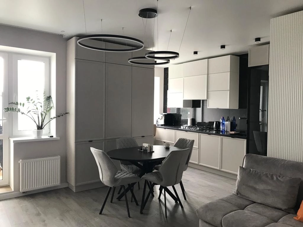 Компактная черно-белая кухня. Фото 3