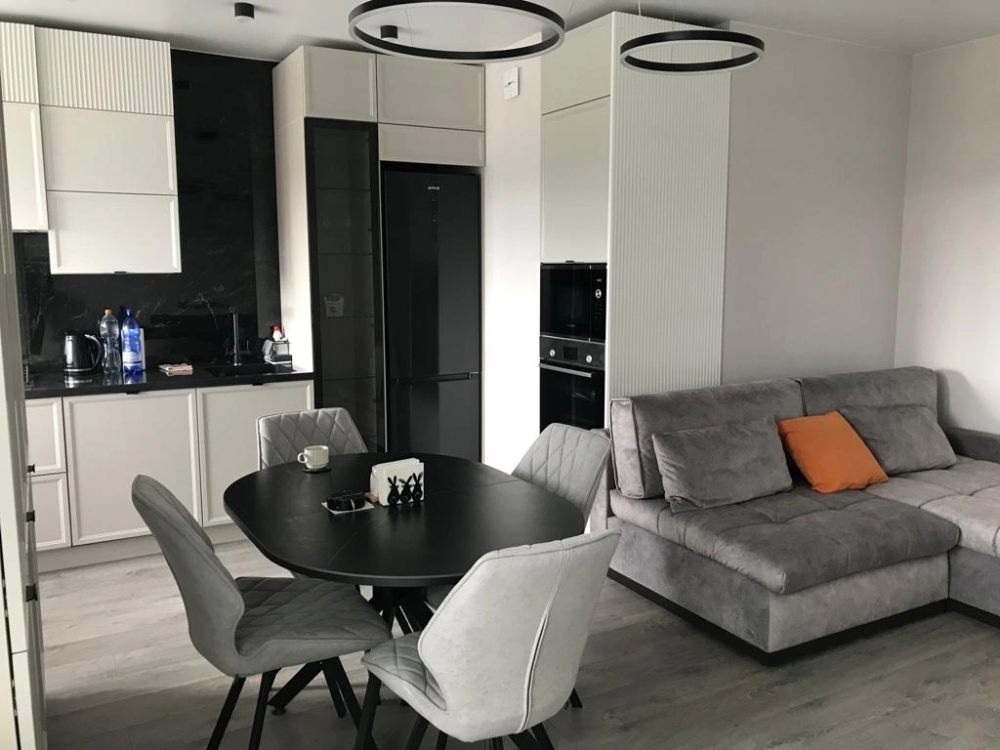 Компактная черно-белая кухня. Фото 1