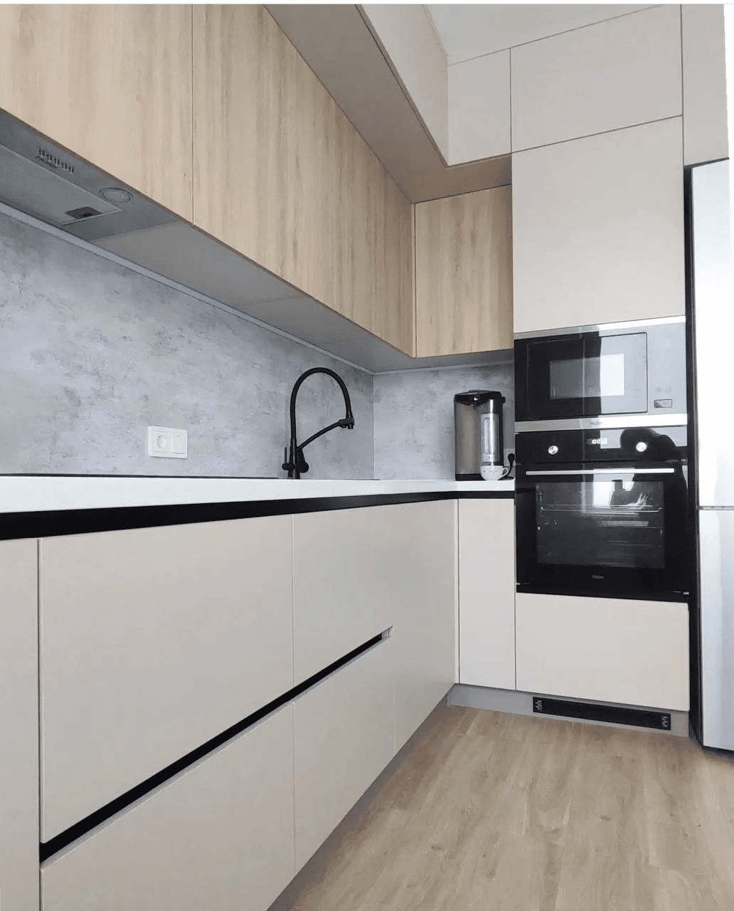 Лаконичная белая кухня с деревянными элементами. Фото 5