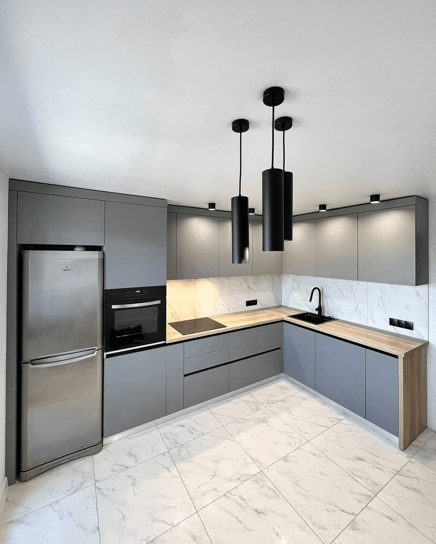 Кухня с матовыми фасадами и натуральным деревом. Фото 5