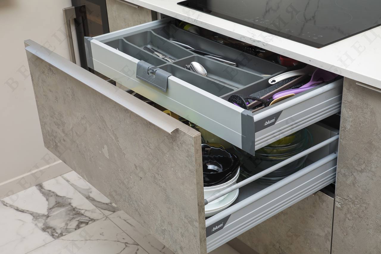 Кухня с натуральным деревом и матовыми поверхностями. Фото 5