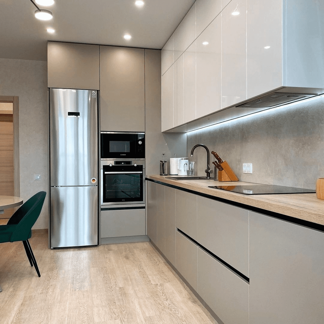 Современная кухня с деревянной столешницей . Фото 2