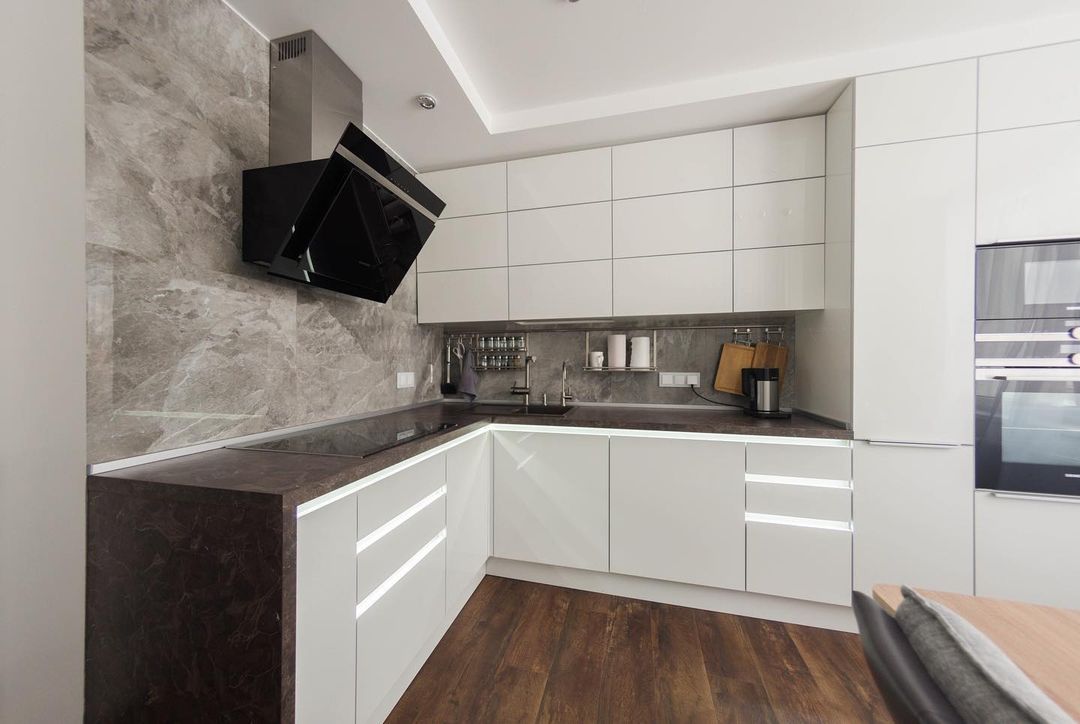 Белая глянцевая кухня с гранитом. Фото 3