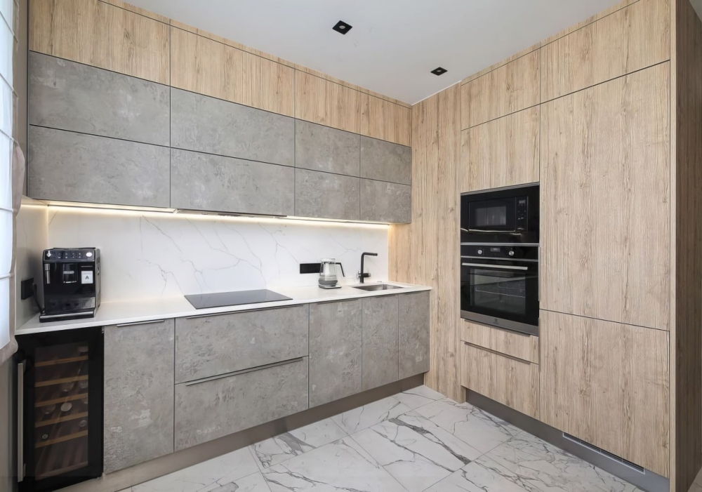 Кухня с натуральным деревом и матовыми поверхностями. Фото 1