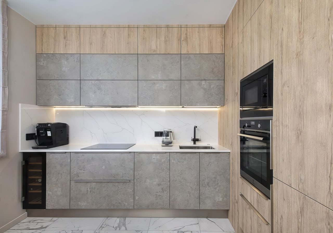 Кухня с натуральным деревом и матовыми поверхностями. Фото 2