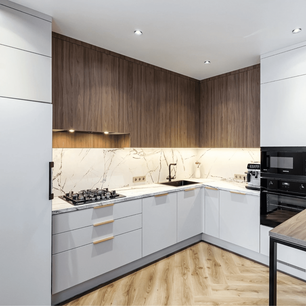 Изящная кухная с мраморной столешницей. Фото 5
