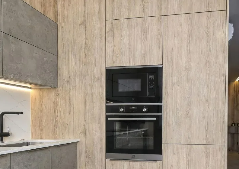 Кухня с натуральным деревом и матовыми поверхностями. Фото 4