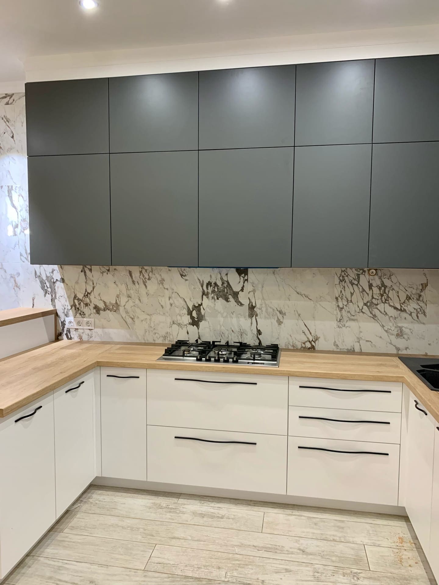 Кухня с натуральным деревом и графитовыми антресолями . Фото 2