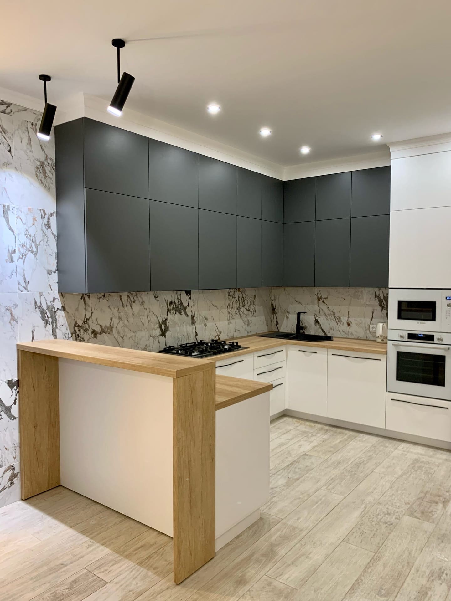 Кухня с натуральным деревом и графитовыми антресолями . Фото 3