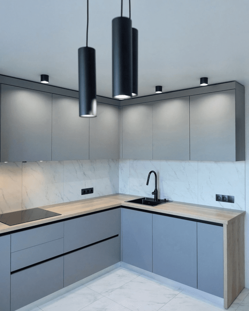 Кухня с матовыми фасадами и натуральным деревом. Фото 1