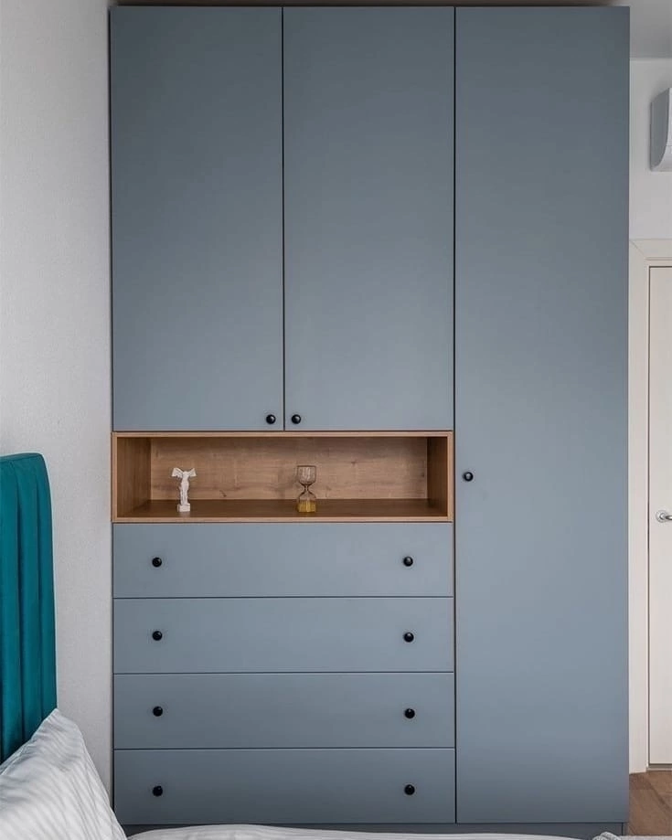 Современный шкаф с комодом. Фото 3