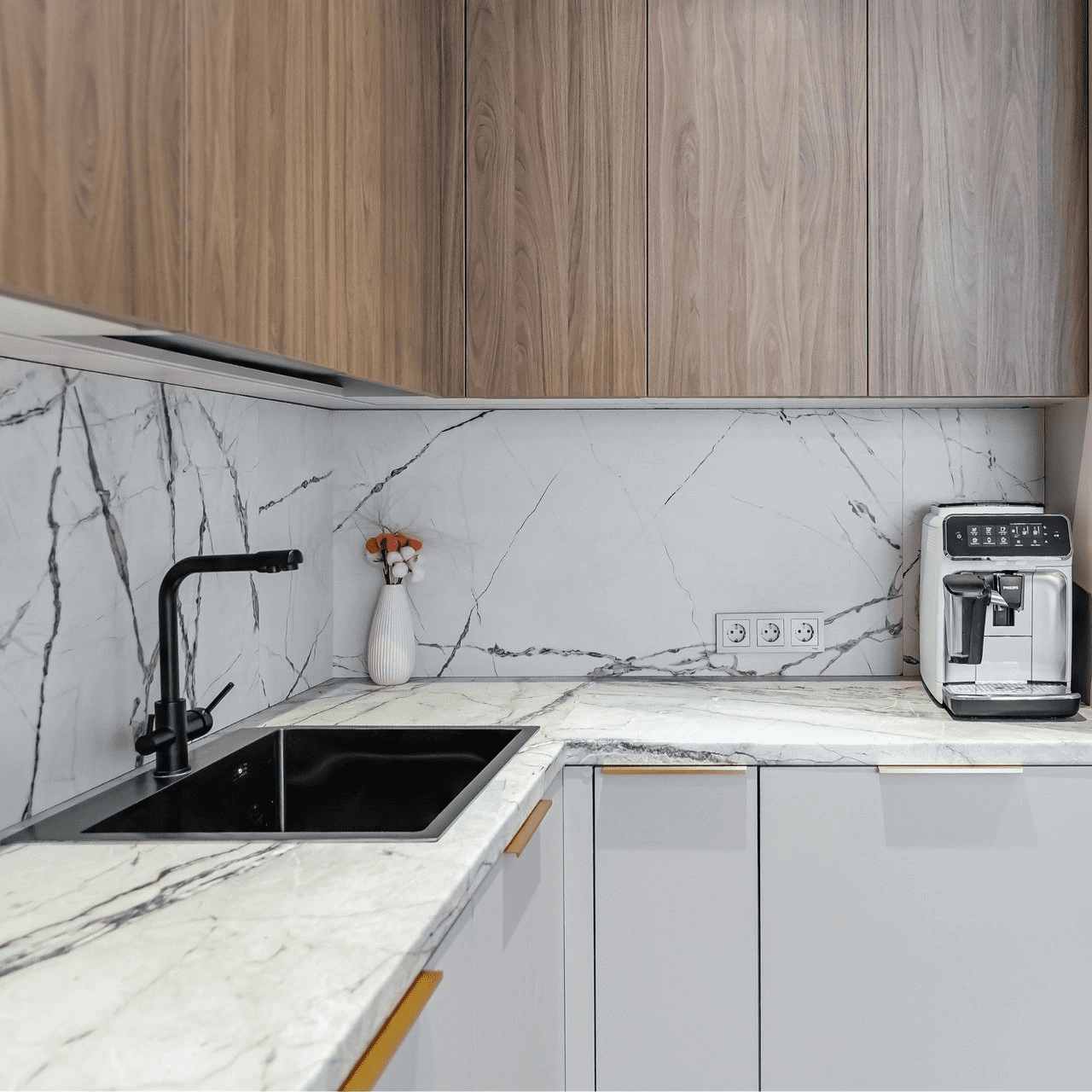 Изящная кухная с мраморной столешницей. Фото 3