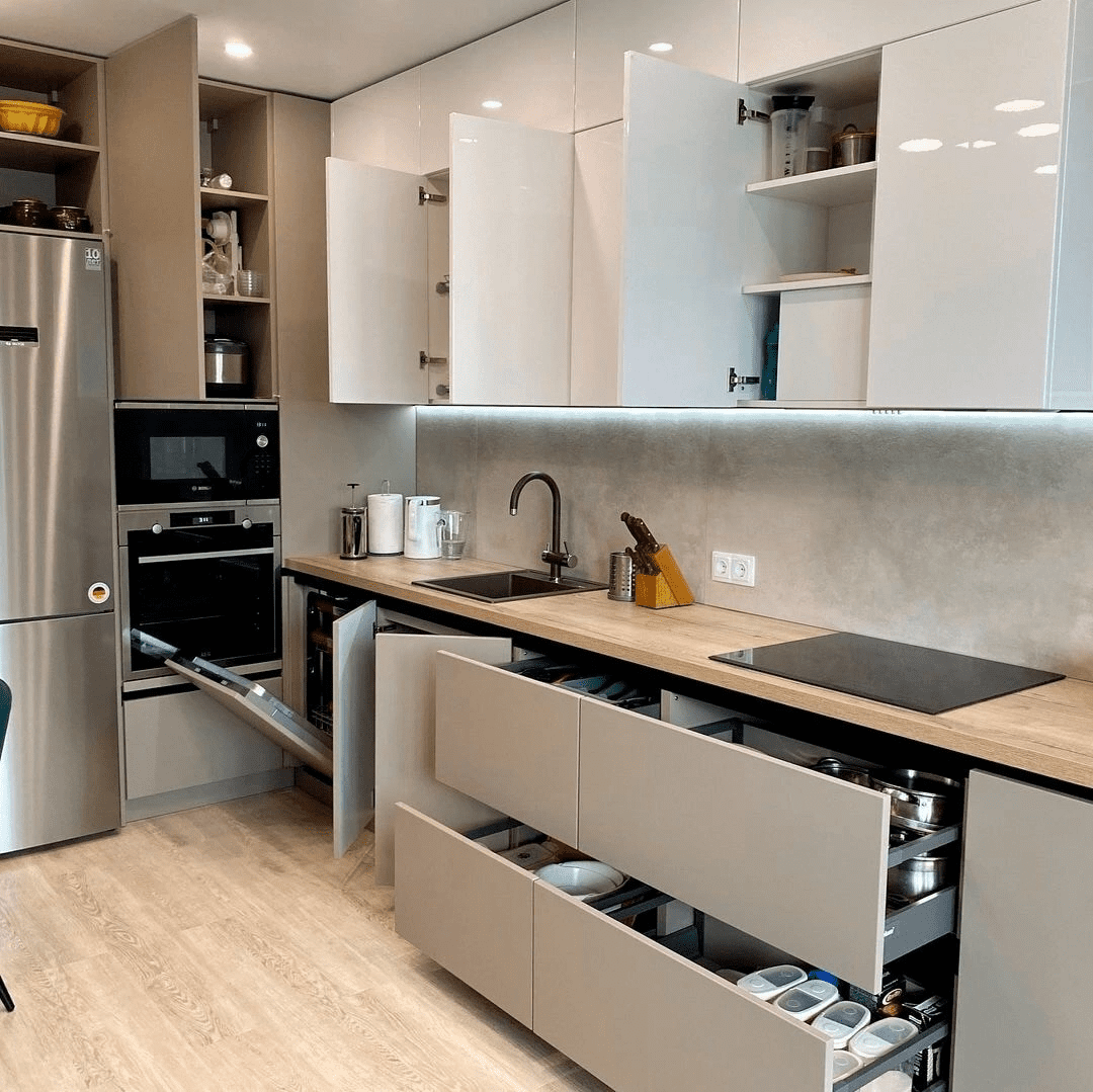 Современная кухня с деревянной столешницей . Фото 5