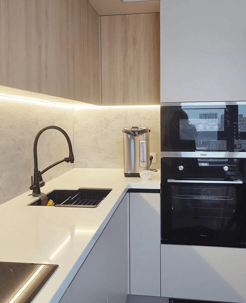 Лаконичная белая кухня с деревянными элементами. Фото 3