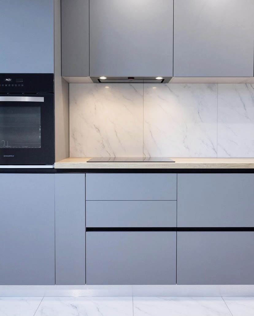 Кухня с матовыми фасадами и натуральным деревом. Фото 2