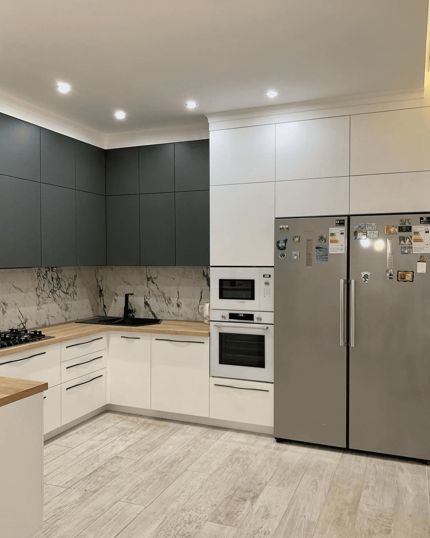 Кухня с натуральным деревом и графитовыми антресолями . Фото 5