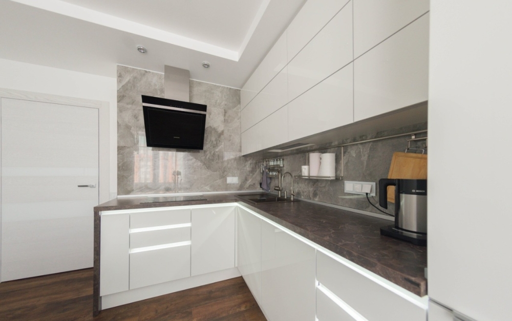 Белая глянцевая кухня с гранитом. Фото 1